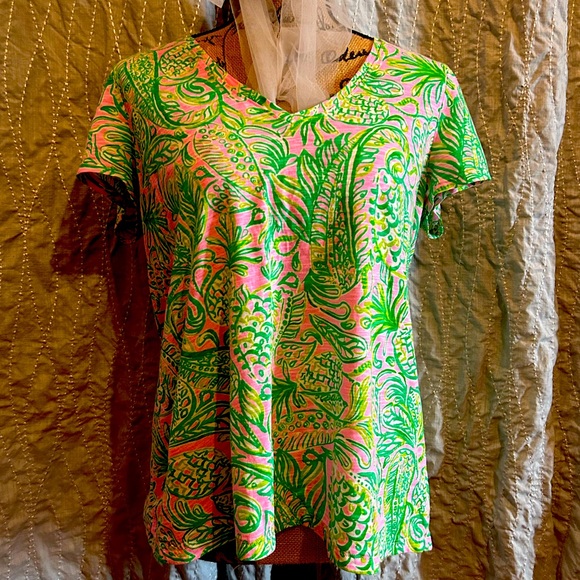 Lilly Pulitzer V Neck Tee size M - Picture 1 of 5